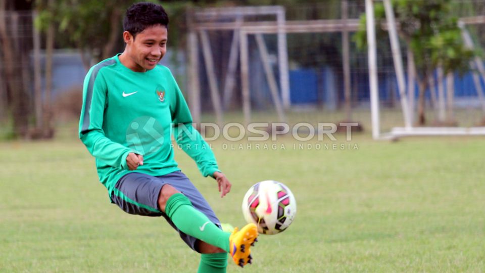Evan Dimas dilaporkan sempat mengalami cedera ketika mengikuti pemusatan latihan Timnas Indonesia U-23, Selasa (29/10/19). Copyright: © Herry Ibrahim/INDOSPORT
